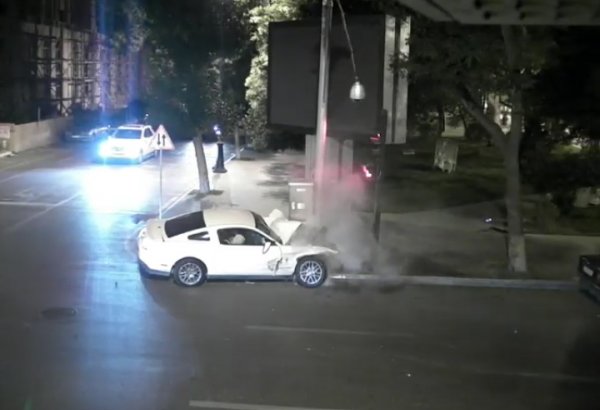 Bakıda avtomobillər yol kənarındakı işıq dirəklərinə çırpıldı (VİDEO)