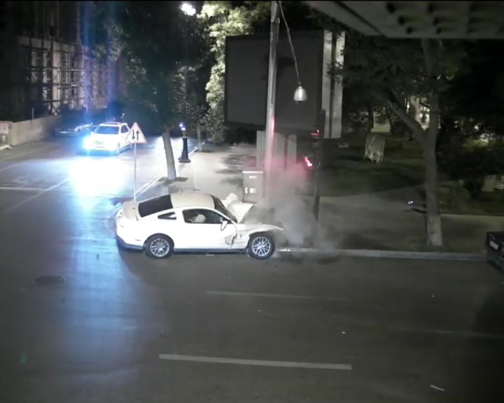 Bakıda avtomobillər yol kənarındakı işıq dirəklərinə çırpıldı (VİDEO)