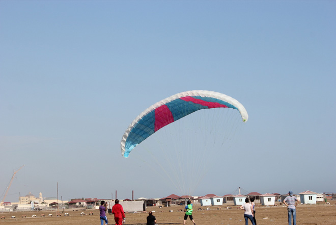 Полет на параплане на побережье Каспийского моря в Баку (фотосессия)