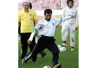 Ахмадинеджад сыграет в матче со сборной по футболу Ирана