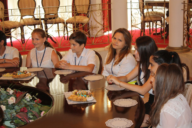 Посол РФ в Азербайджане встретился со школьниками, вернувшимися из поездки по России (фото)