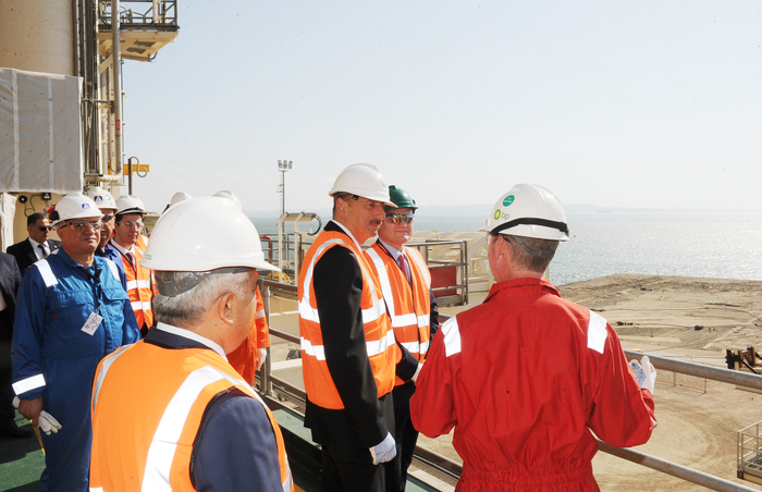 Президент Азербайджана ознакомился с ходом строительно-монтажных работ  платформы «Западный Чираг» (версия 2) (ФОТО)