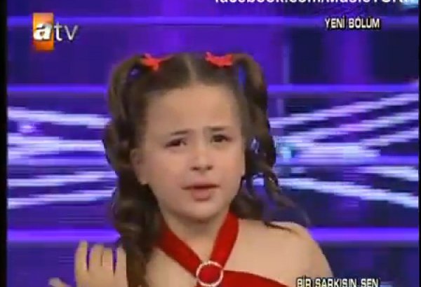 Маленькая турчанка исполнила песню Шафигы Ахундовой - слезы в зрительном зале (видео)