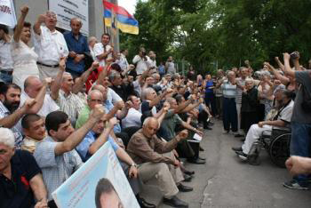 Protesters gather near Armenian government again