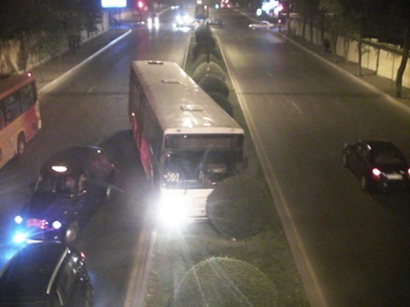 Bakıda idarəetməni itirən avtobus yolun ortasındakı yaşıllıq zolağına girdi (VİDEO)