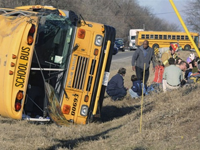 В США перевернулся школьный автобус, пострадали 14 человек