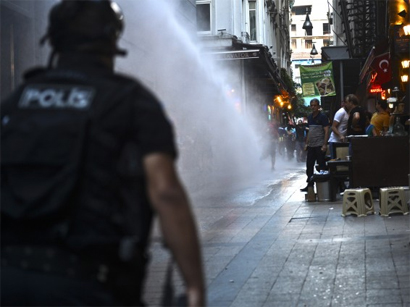 İstanbul polisi kütləvi davanın iştirakçılarını dağıdıb
