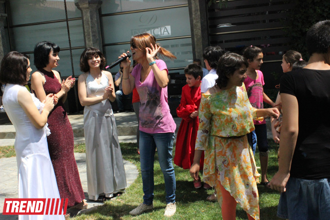 Азербайджанские деятели культуры и искусства провели акцию "Одень ребенка к празднику" (фото)
