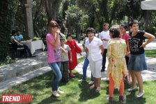 Азербайджанские деятели культуры и искусства провели акцию "Одень ребенка к празднику" (фото)