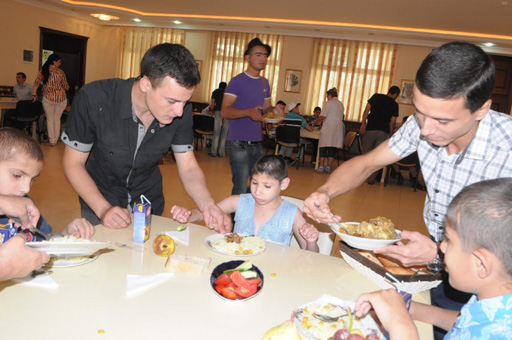 Азербайджанские певцы провели благотворительные акции, посвященные празднику Рамазан (фото)