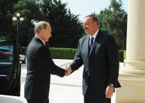 Presidents of Azerbaijan and Russia meet one-on-one (PHOTO)