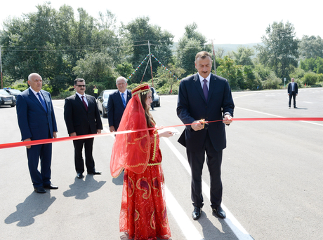 Azərbaycan Prezidenti İsmayıllıda avtomobil yolunun açılışında iştirak edib (FOTO)