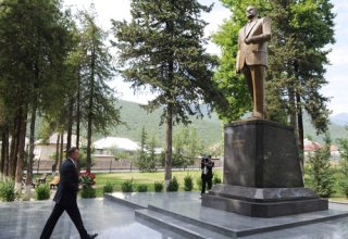 Президент Азербайджана Ильхам Алиев прибыл в Огузский район (ФОТО)