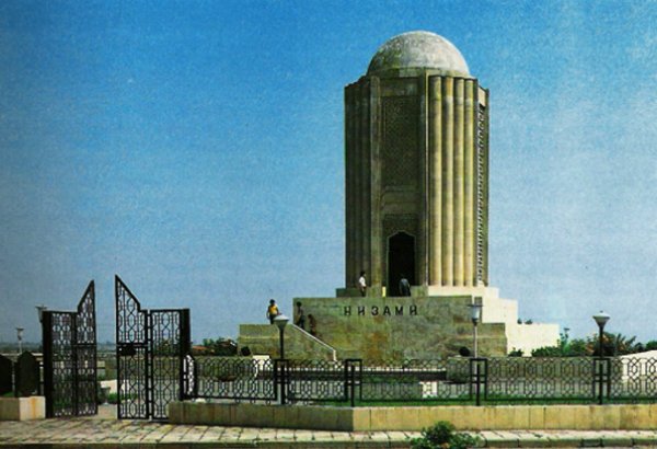 Poems in Persian in Nizami Ganjavi’s mausoleum to be replaced by analogues in Azerbaijani language