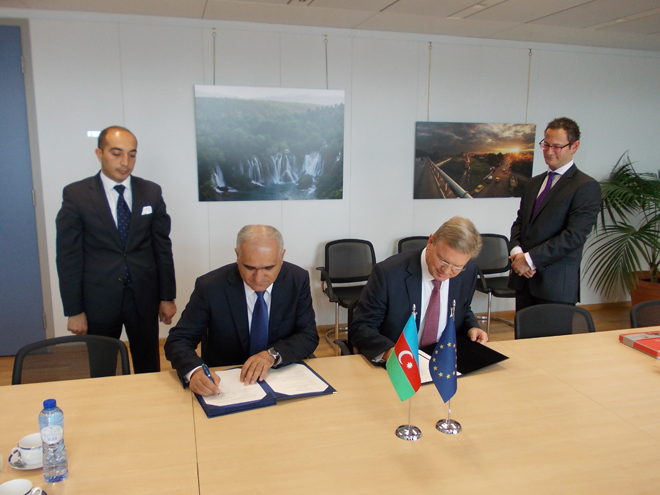 Азербайджан и Европейский инвестиционный банк подписали рамочное соглашение (ФОТО)