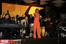 Тунзаля Агаева выступила с сольным концертом на побережье Каспийского моря (фото)