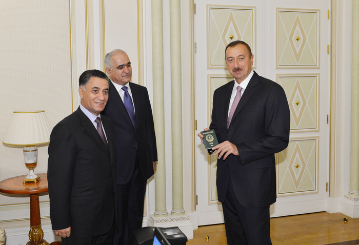 Президенту Ильхаму Алиеву вручен первый биометрический паспорт гражданина Азербайджана (ФОТО)