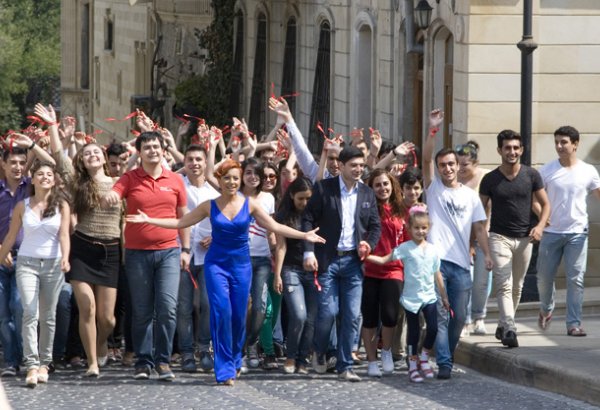 Тысяча молодых людей приняли участие в Баку в съемках клипа "Мой Президент" (ФОТО)