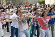 Тысяча молодых людей приняли участие в Баку в съемках клипа "Мой Президент" (ФОТО)