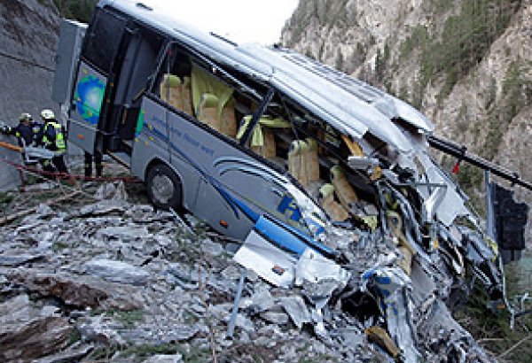 Avtobus yolda çuxura düşdü - 9 ölü