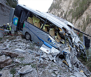 Yolcu otobüsü şarampole devrildi: 21 yaralı