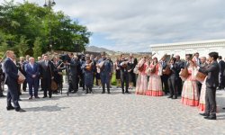 İlham Əliyev Gədəbəy Aşıq Musiqisi Məktəbinin açılışında iştirak edib (FOTO)