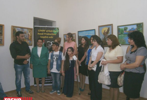 В Баку открылась выставка "Привлекательные цвета" (фото)