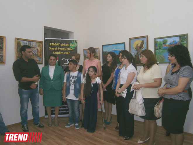 В Баку открылась выставка "Привлекательные цвета" (фото)