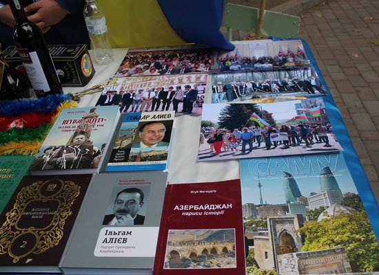 Азербайджанская молодежь представила национальную культуру в День города Днепропетровска (фото)