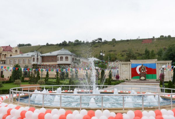 Azerbaijani President Ilham Aliyev familiarizes with conditions created in Heydar Aliyev Park in Girmizi Gesebe (PHOTO)