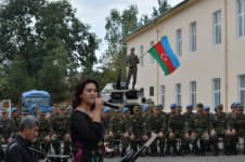 Азерин выступила перед солдатами с концертом, посвященным Дню национальной музыки (фото)