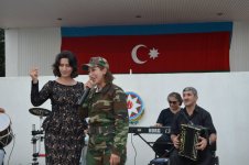 Азерин выступила перед солдатами с концертом, посвященным Дню национальной музыки (фото)