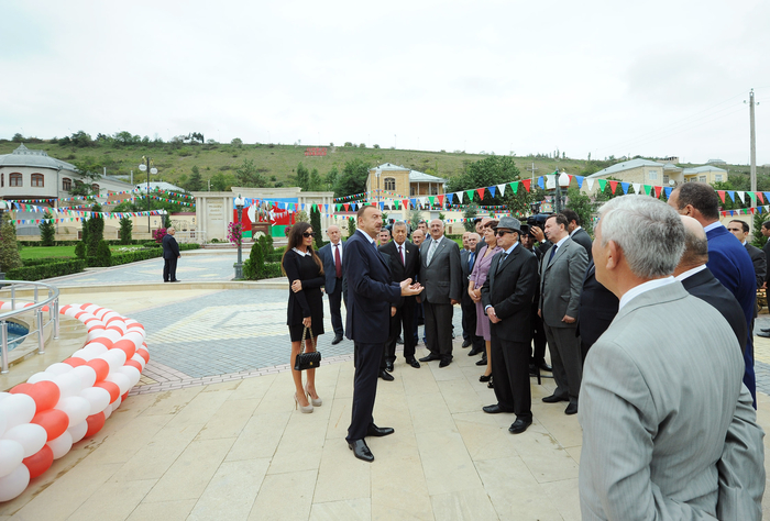 Azerbaijani President Ilham Aliyev familiarizes with conditions created in Heydar Aliyev Park in Girmizi Gesebe (PHOTO)