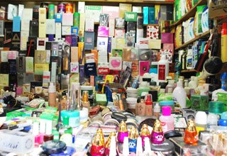В Баку пресечена продажа поддельной парфюмерии