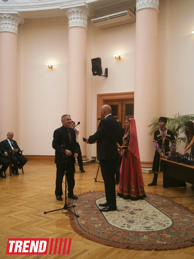 В Азербайджане театральным деятелям вручены почетные нагрудные знаки (ФОТО)