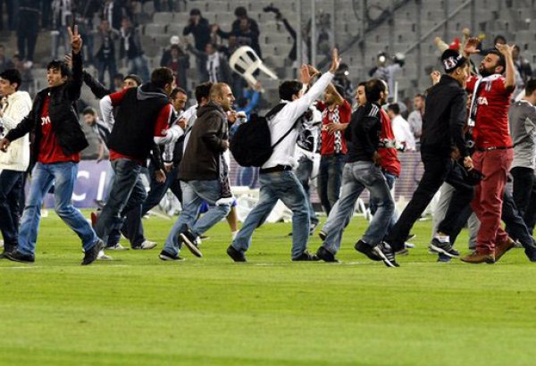 Сорвавшие столичное дерби в Турции футбольные хулиганы задержаны