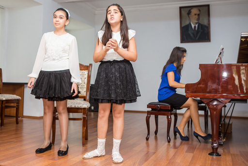 Известные исполнители из Кубы, Казахстана и Таджикистана встретились с коллективом школы имени Бюльбюля (фото)