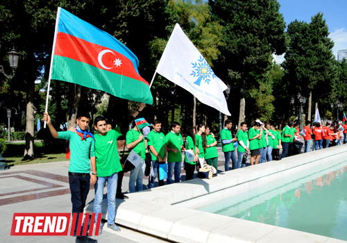 Представители молодежной организации правящей партии провели флешмоб "İlhamla irəli" (ФОТО)