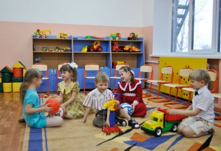 Омбудсмен Азербайджана предлагает передать контроль над детсадами министерству образования