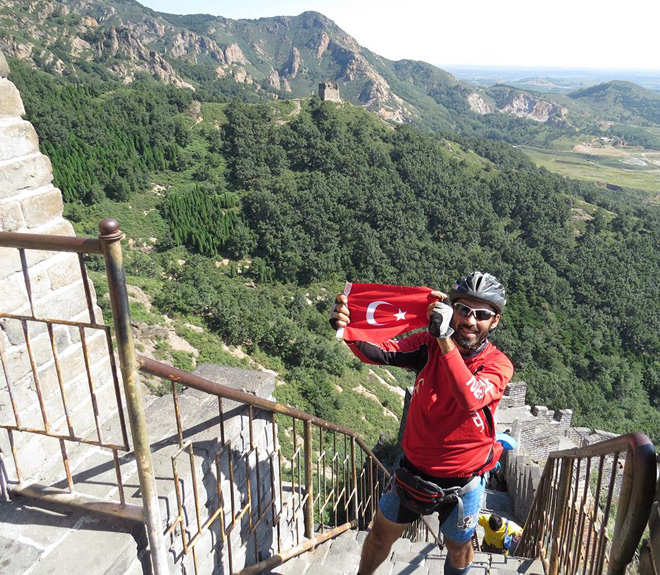 Велопутешественник Рамиль Зиядов  поднял флаги Азербайджана и Турции на Великой Китайской стене (фото)