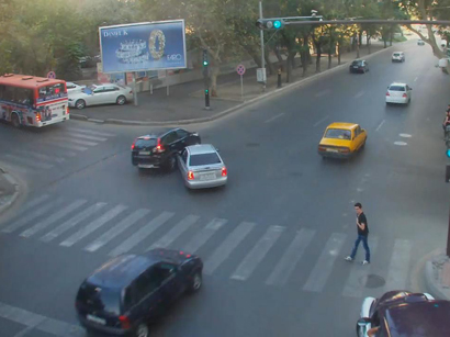 На перекрестке в Баку седан столкнулся с внедорожником  (ВИДЕО)