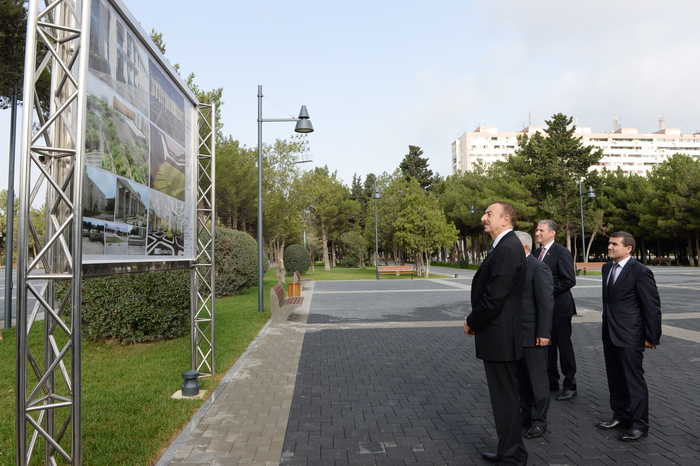 İlham Əliyev "Kimyaçı" Mədəniyyət Sarayının qarşısındakı meydanda aparılan yenidənqurma işləri ilə tanış olub (FOTO)