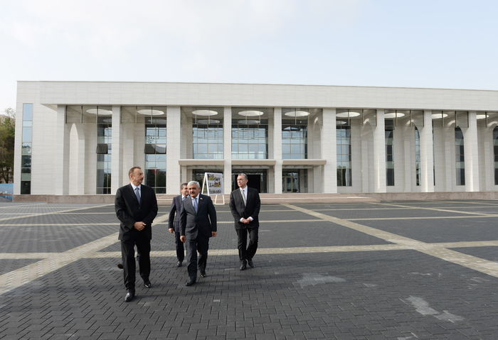 Ильхам Алиев ознакомился с работами, которые проводятся перед Дворцом культуры "Кимьячы" в Сумгайыте (ФОТО)