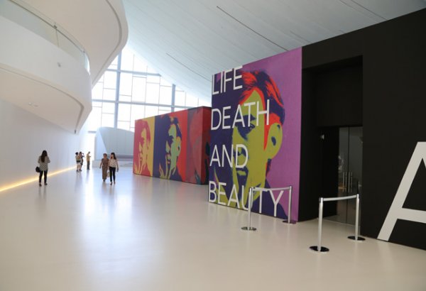 Выставка работ Энди Уорхола в Центре Гейдара Алиева в Баку создала фантастические возможности (ФОТО)