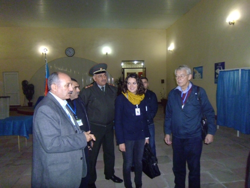 В Азербайджане международные наблюдатели ознакомились в исправительном учреждении с подготовкой к голосованию на президентских выборах (ФОТО)