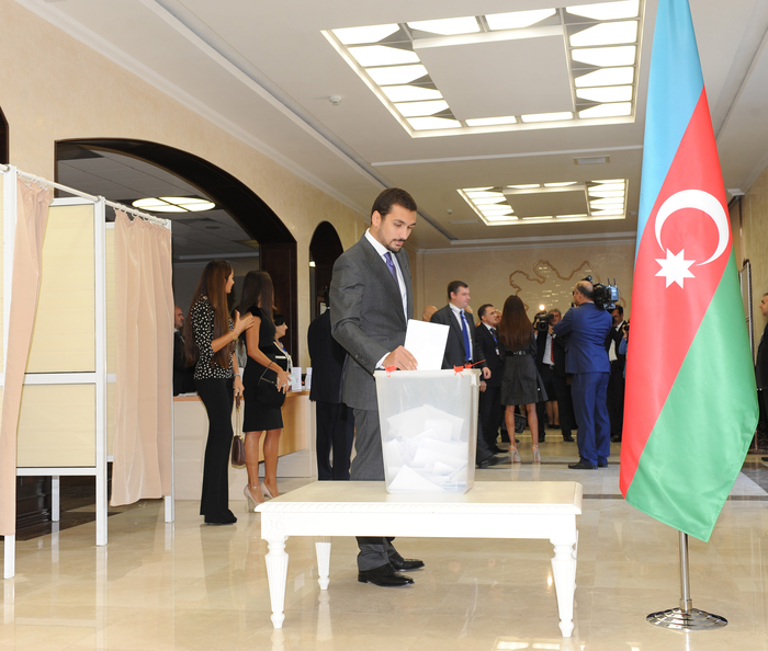 Президент Азербайджана и его супруга приняли участие в голосовании на президентских выборах (версия 2) (ФОТО)
