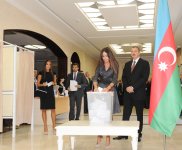 Azerbaijani President and his spouse cast votes at presidential election (UPDATE) (PHOTO)