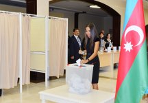 Президент Азербайджана и его супруга приняли участие в голосовании на президентских выборах (версия 2) (ФОТО)