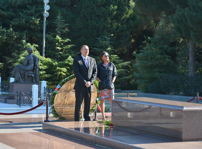Президент Азербайджана и его супруга почтили память великого лидера Гейдара Алиева (ФОТО)