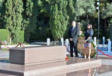 Azerbaijani President and his spouse pay respect to national leader Heydar Aliyev (PHOTO)